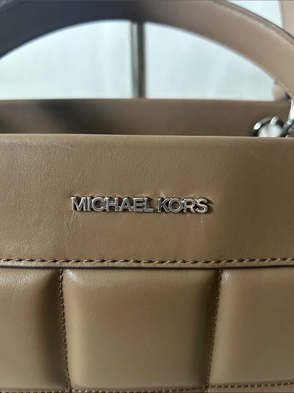 Michael Kors Susan Medium Quilted Leather Tote/Crossbody in the color Driftwood. - Picture 2 of 16